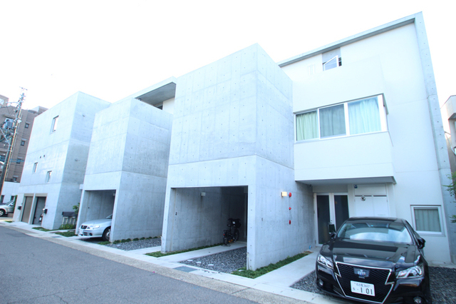 建物外観　打ちっぱなしのおしゃれな外観です。