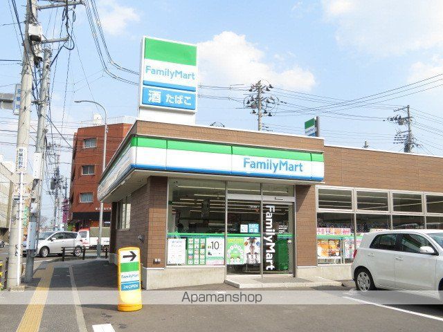 コンビニ　ファミリーマート（コンビニ）まで701m