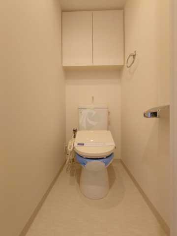 トイレ　写真は別部屋の参考写真となります