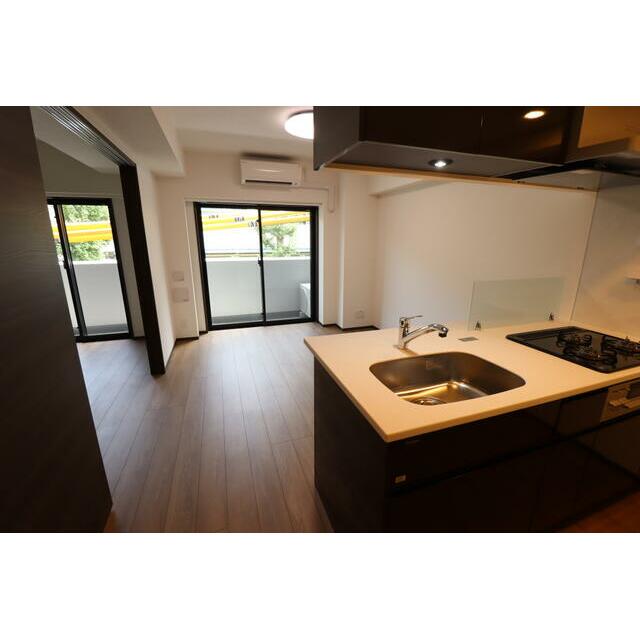 キッチン　※別号室のため室内フローリング等配色が異なります。