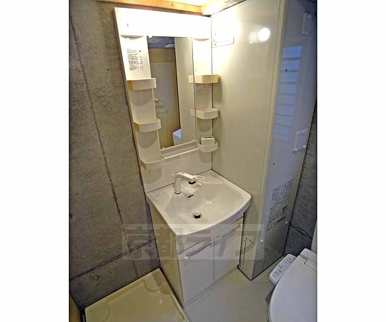 洗面設備　独立洗面台付き。