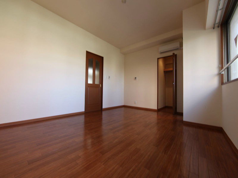 その他　洋室10.7帖　ウォークインクローゼット付（収納充実してます