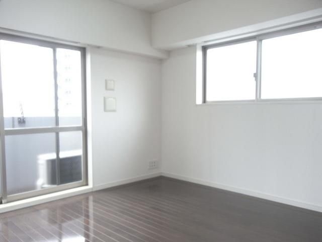 居室・リビング　２面採光の明るいお部屋