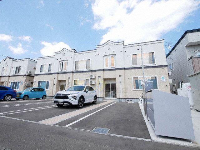 建物外観　駐車２台分無料の築浅２ＬＤＫ募集開始です♪