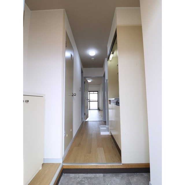 玄関　同タイプ別部屋の写真です