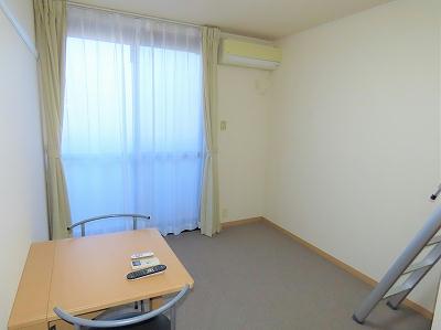 居室・リビング　カーテンやテーブルも備え付けです