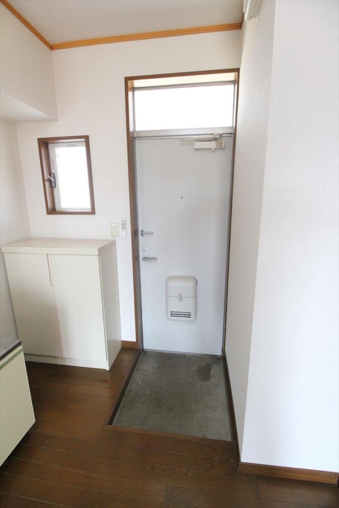 玄関　玄関にシューズボックスついています