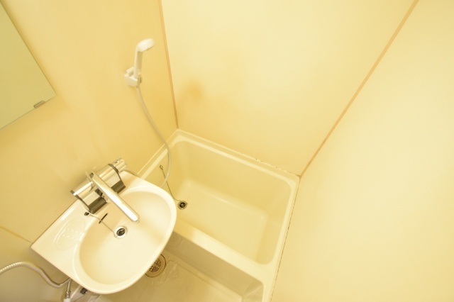 バス・シャワールーム　洗面台付きの三点ユニットバスです♪