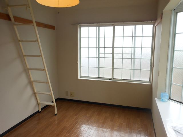 居室・リビング　出窓付きで二面採光☆明るいお部屋です♪