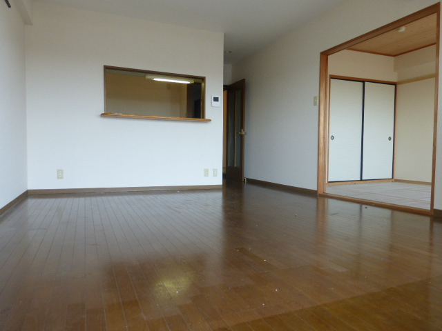 その他　リビング13.5帖（バルコニー側より撮影）