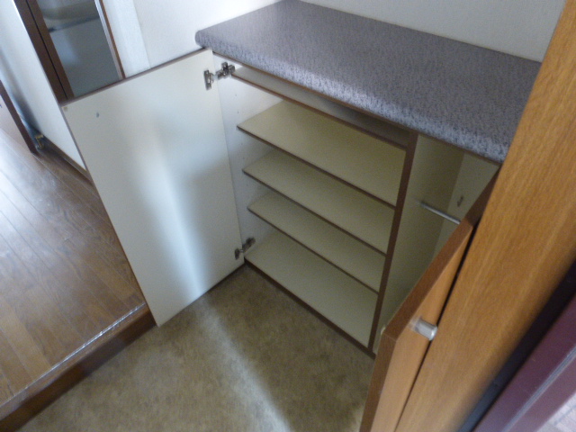 玄関　シューズBOX付（上部も収納有）