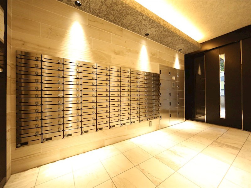 エントランス　エントランス　オートロック　宅配ＢＯＸ　防犯カメラ