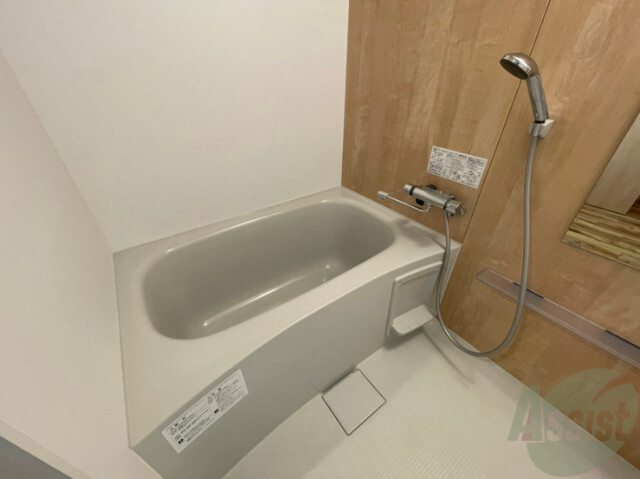 バス・シャワールーム　バスルームはこちらです。広々としてゆったり休めます。