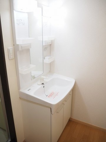 洗面設備　ゆったりとスペースのある洗面所