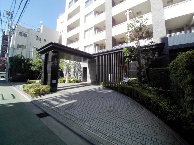 エントランス　車寄せのある高級感溢れるエントランス【メゾンカルム本郷】