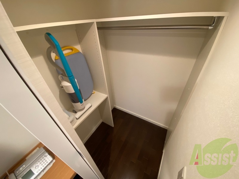 収納　こちらの収納にはハンガーをかけて服もしまえますね。