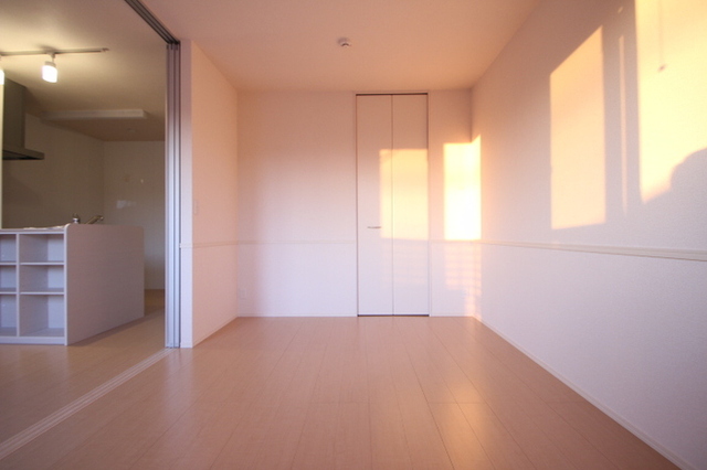 居室・リビング　リビング隣の洋室