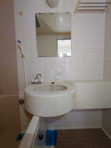 洗面設備　別間取りの参考写真になります。