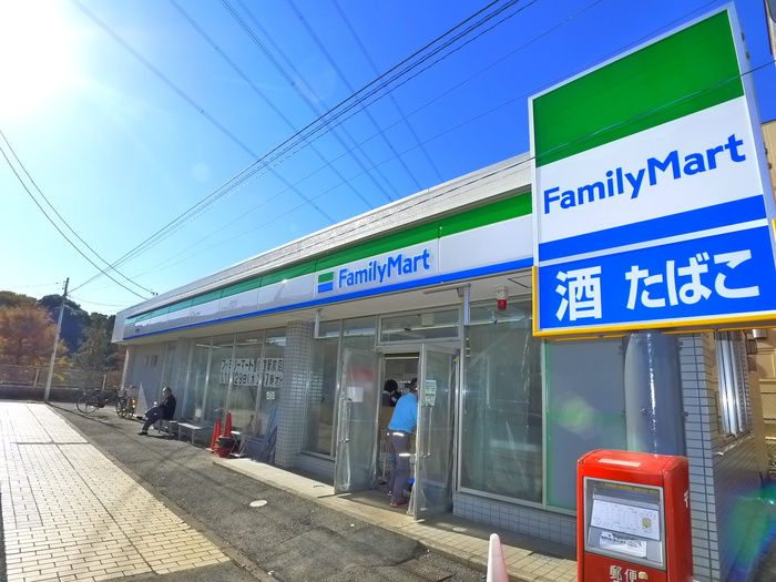 コンビニ　ファミリーマート（コンビニ）まで1360m