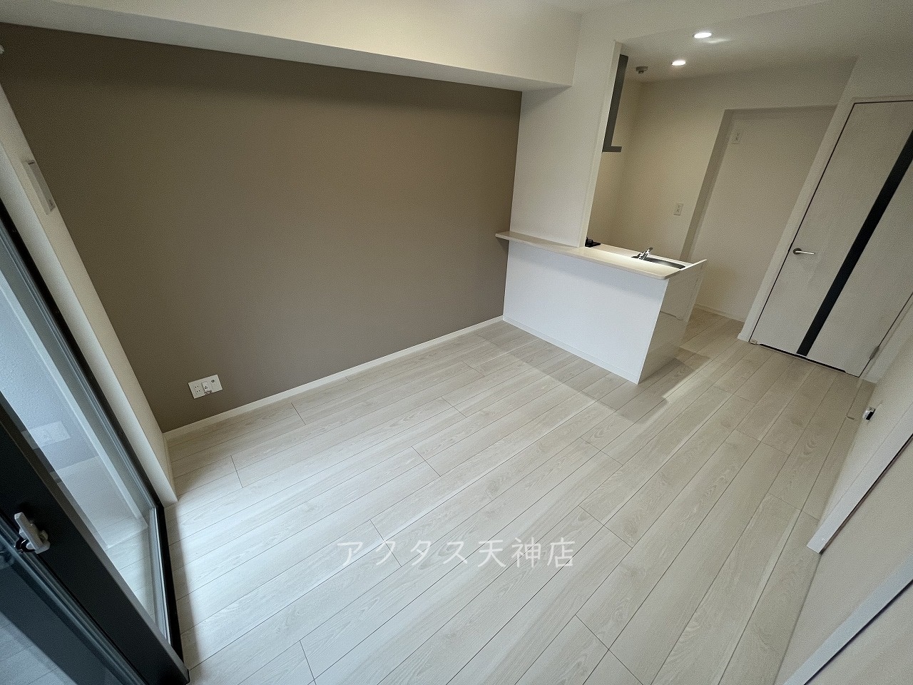 居室・リビング　ホワイトフローリングと建具です。南向き