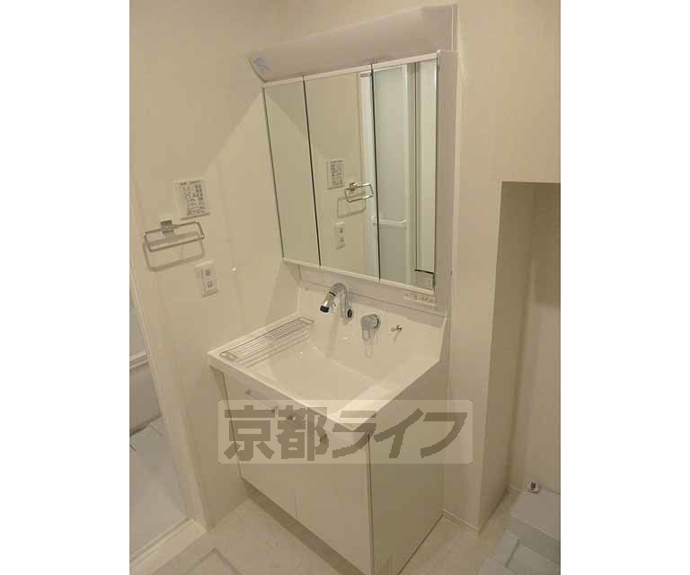 洗面設備　３面鏡の洗面台です・