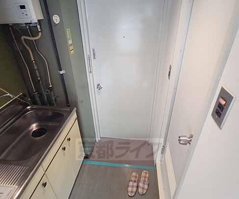 玄関　靴はこちらで脱いでください。