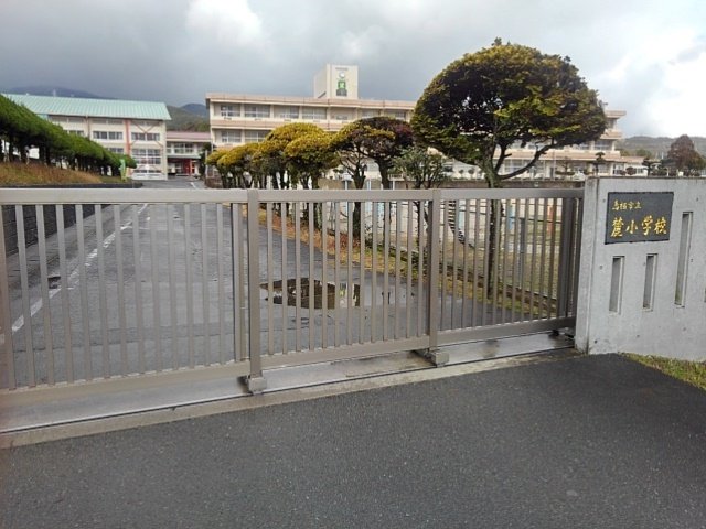 その他　鳥栖市立　麓小学校まで690m