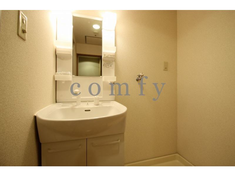 洗面設備　シャワー付きの独立洗面台