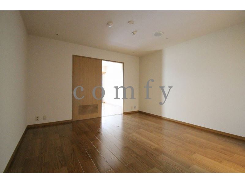 居室・リビング　キッチンが別になっているので家具の配置がし易いリビング