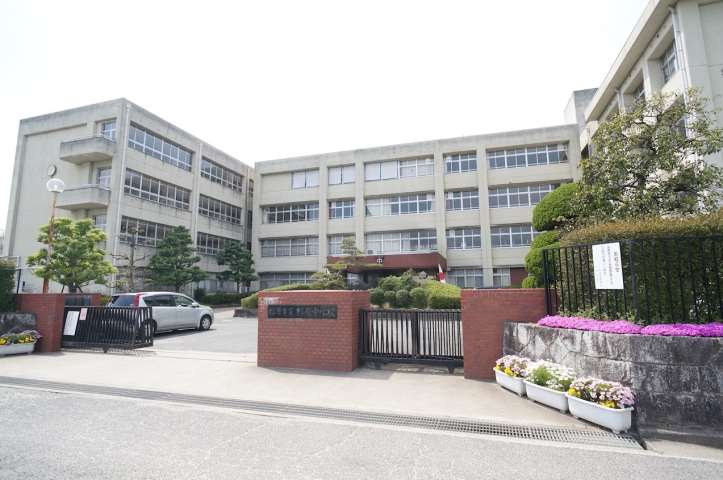 中学校　橿原市立橿原中学校（中学校）まで975m
