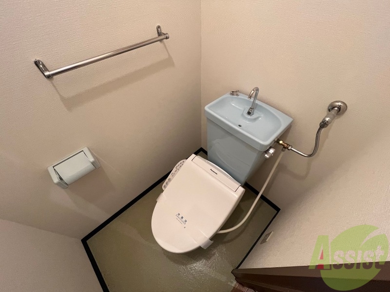 トイレ　ウォシュレット機能がついたトイレ。安心して使用できますね。