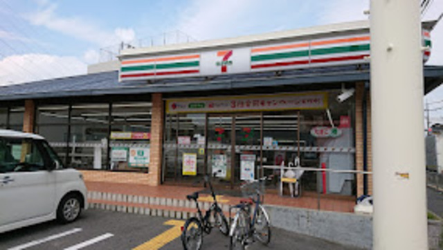コンビニ　セブンイレブン摂津鳥飼本町5丁目店（コンビニ）まで466m
