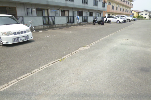 駐車場　車をお持ちの方に嬉しい駐車場付きの物件です
