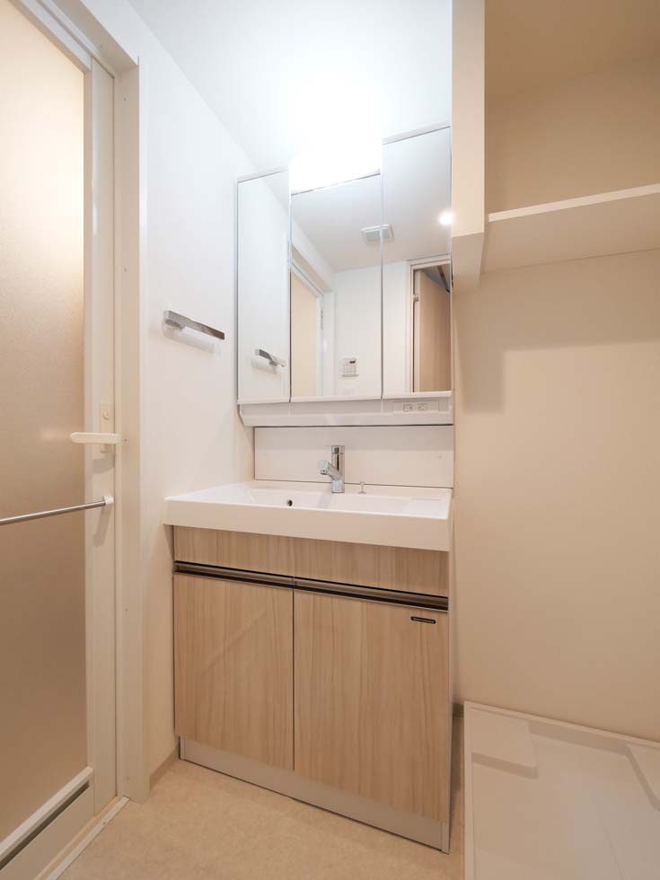 洗面設備　明るい色調の室内です