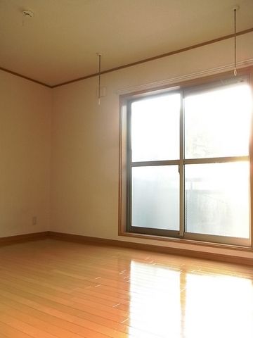 居室・リビング　フローリング仕上の明るい洋室