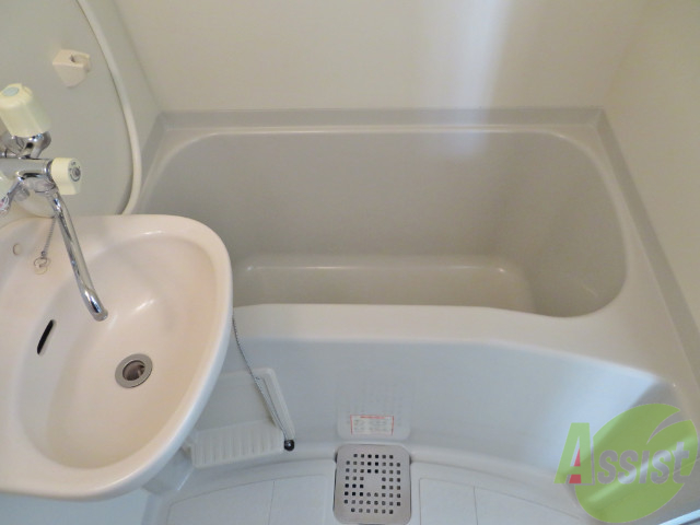 バス・シャワールーム　バスルームはこちらです。広々としてゆったり休めます。