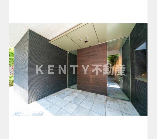 エントランス　落ち着いたエントランスです