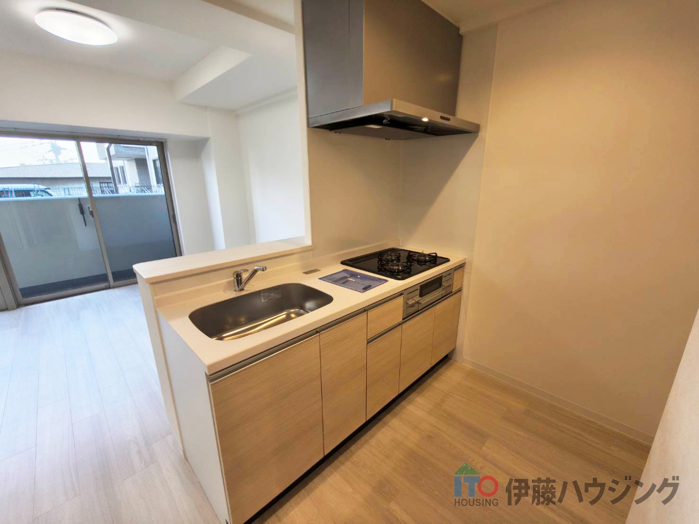 キッチン　同間取りの別部屋の写真です。色合い等違う場合がございます。