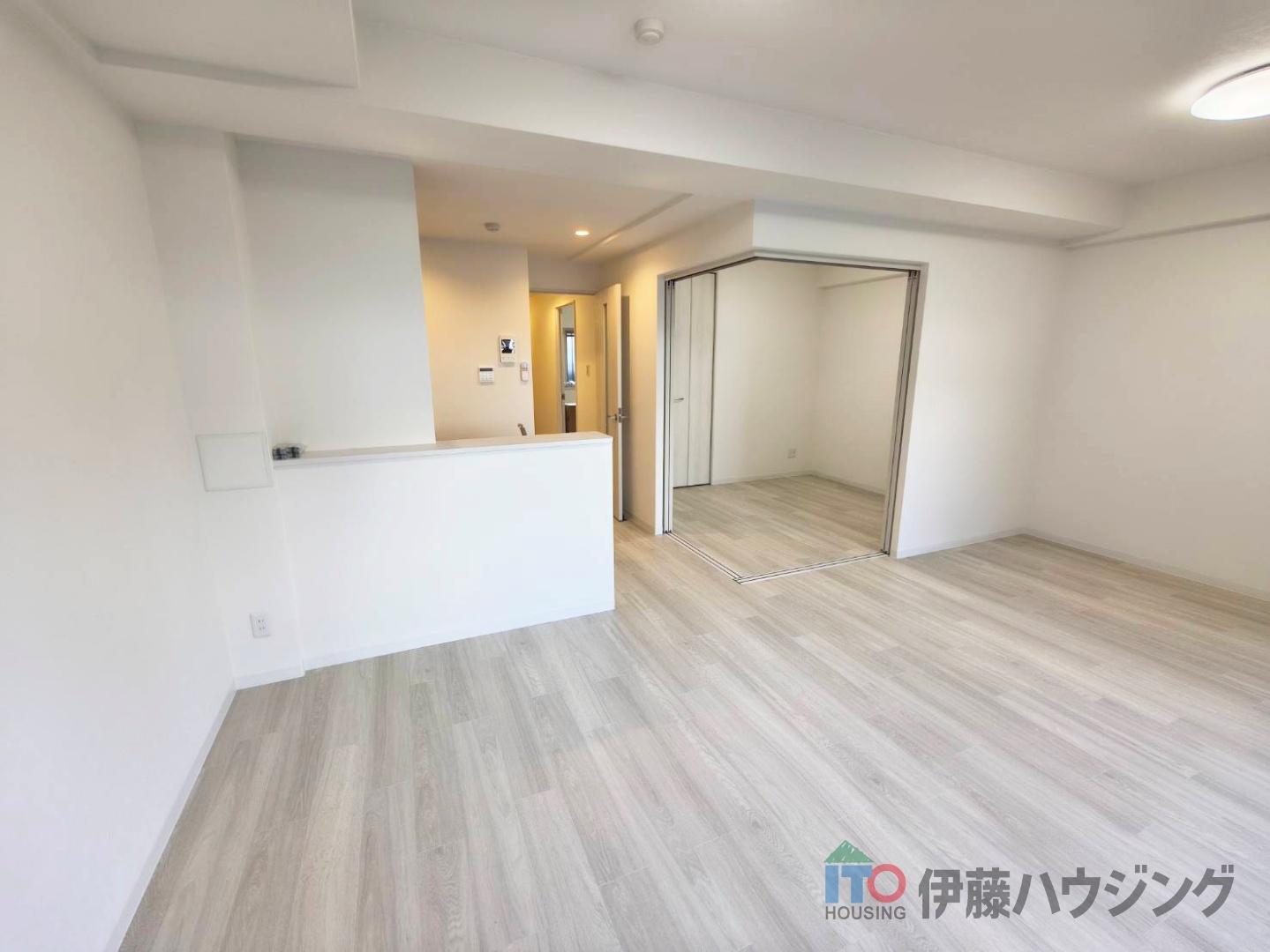 居室・リビング　同間取りの別部屋の写真です。色合い等違う場合がございます。