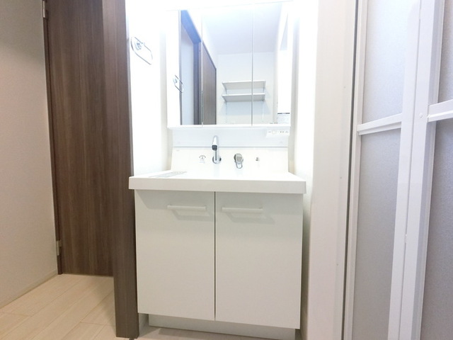 洗面設備　三面鏡付き洗面化粧台