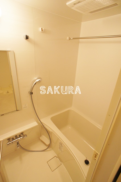 バス・シャワールーム　嬉しい追い焚き・浴室乾燥機付きです♪