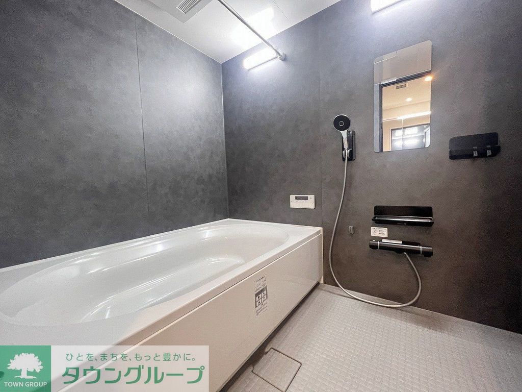 バス・シャワールーム　黒を基調とした1620タイプの浴室（ベンチ付ワイド浴槽）