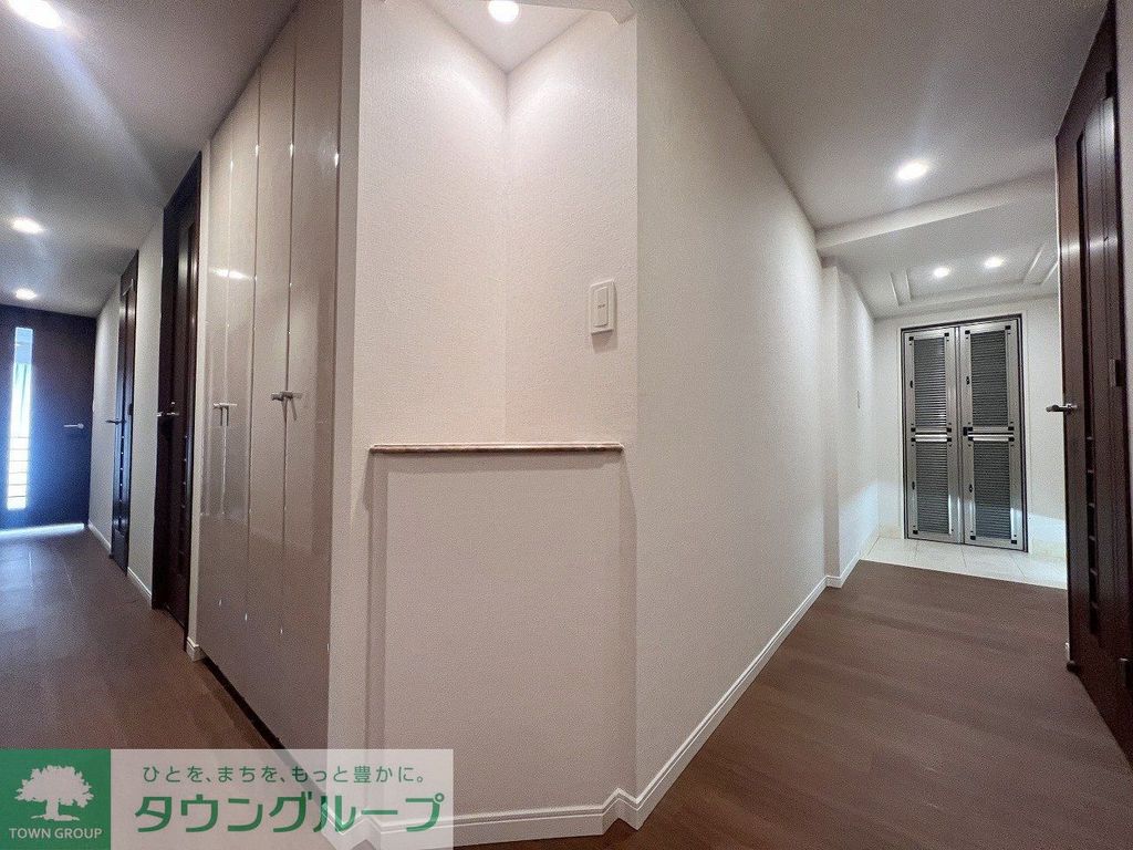 玄関　玄関と廊下（廊下部分には飾り棚が２か所あります）