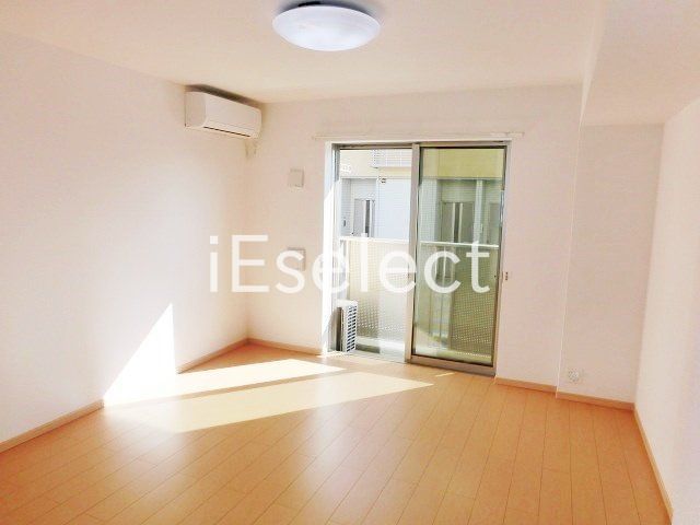 居室・リビング　フローリング張りで明るい洋室です。