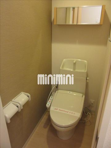 トイレ　温水洗浄便座完備です。