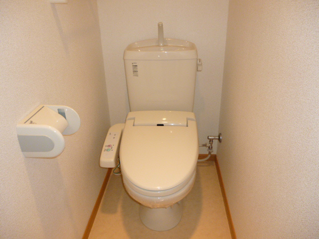 トイレ　落ち着いた色調のトイレです