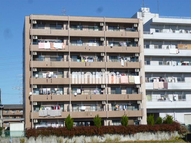 建物外観　７階建ての高層マンション。