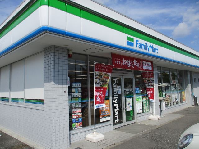 コンビニ　ファミリーマート（コンビニ）まで540m
