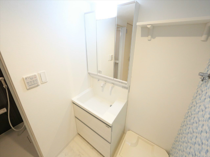 洗面設備　脱衣所　独立洗面台（シャンプードレッサー付）収納スペース有