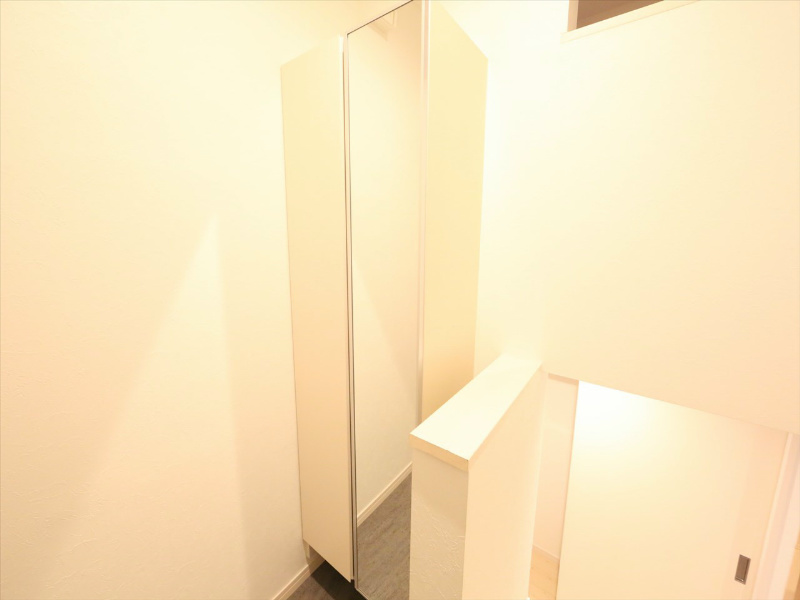 玄関　玄関　シューズボックス　姿見鏡付き（収納充実してます）